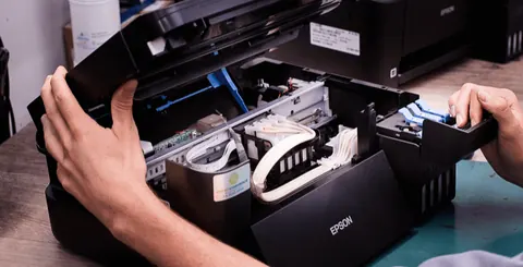 Impressora aberta em manutenção na bancada