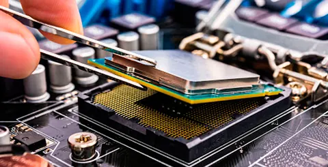 Técnico encaixando um processador na placa-mãe